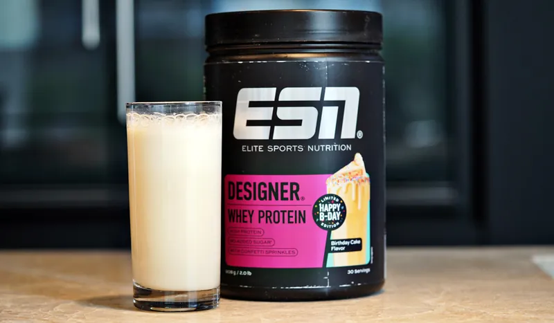 ESN Designer Whey Protein – Birthday Cake, mit Glas