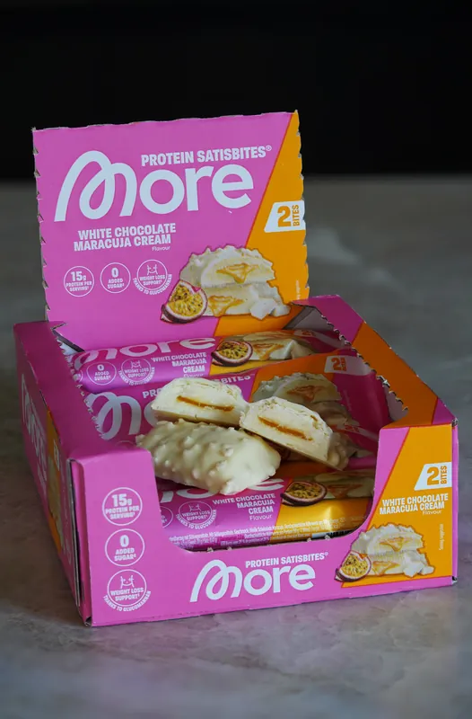 More Protein Satisbites – White Chocolate Maracuja Cream, angeschnitten