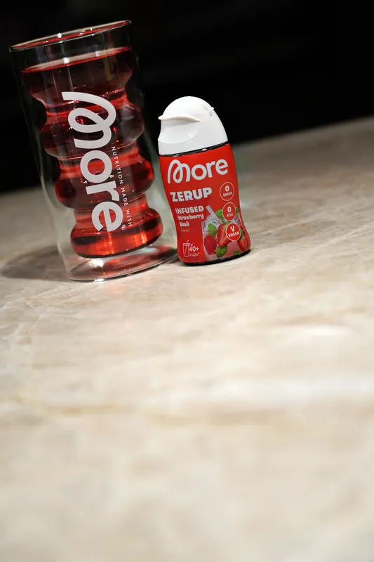 More Zerup – Infused Strawberry Basil, mit Glas